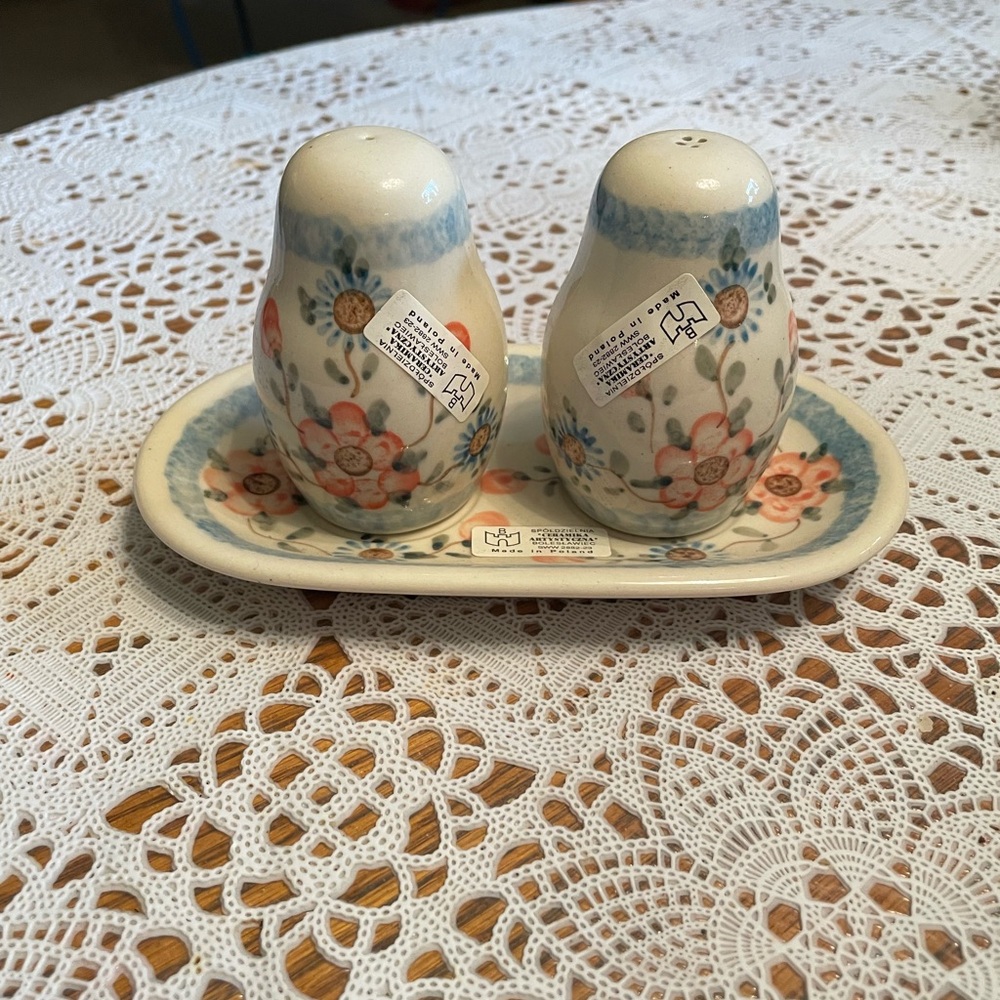 Polish Pottery Salt & Pepper set with tray.  Floral pattern